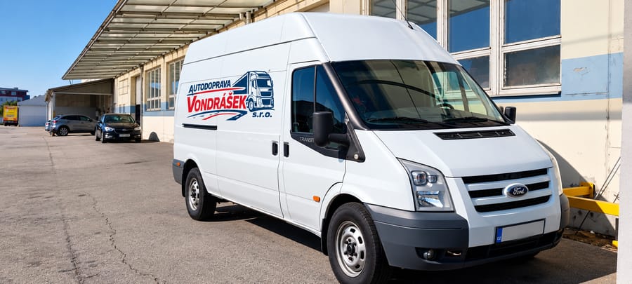 Skříňová dodávka Autodoprava Vondrášek, s.r.o. v průmyslovém areálu